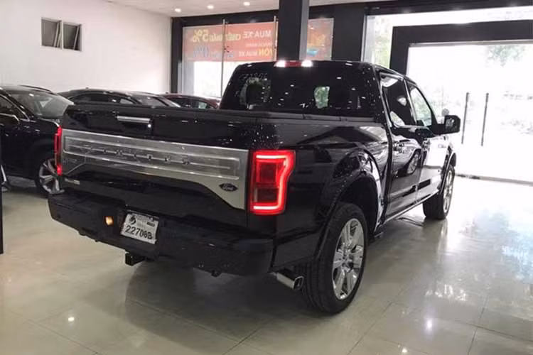 F-150 Limited được trang bị động cơ Ecoboost V6 3.5L tăng áp kép công suất tối đa 375 mã lực và mô-men xoắn cực đại 637Nm, đặc biệt đi cùng hộp số tự động 10 cấp. Mức tiêu thụ nhiên liệu là 16,5 lít trong phố, 10,7 lít đường cao tốc và khoảng 13,2 lít cho đường hỗn hợp.