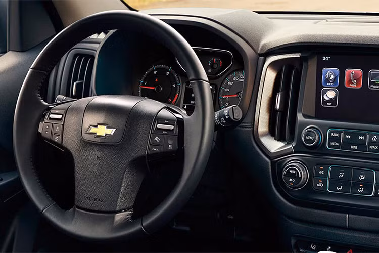 Trên phiên bản LTZ 4x4 cao cấp nhất, xe được trang bị khá nhiều công nghệ hấp dẫn như gạt mưa cùng điều hòa tự động, dàn âm thanh 7 loa, hệ thống cảnh báo điểm mù, cảnh báo xe vượt, cảnh báo va chạm, cảnh báo chuyển làn... Mọi phiên bản đều được trang bị 3 túi khí, ABS, EBD, hệ thống ổn định điện tử, hệ thống hỗ trợ leo dốc và đổ đèo...