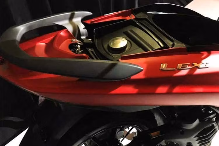 Những trang bị tiêu chuẩn của LEXi 125 cũng tương tự như NVX 125 tại thị trường Việt Nam. Hộc đựng đồ phía sau không lớn, do được trang bị bình xăng phía sau. Tay xách xe cùng cụm đèn hậu thiết kế mạnh mẽ.