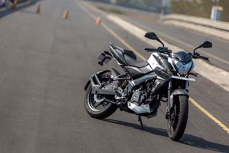Bajaj Pulsar 200NS ABS 2018 chỉ có hệ thống chống bó cứng phanh trên bánh trước, tương tự người anh em Pulsar RS200. Trên thực tế, Bajaj không phải là hãng duy nhất trang bị hệ thống ABS cho bánh trước của xe ở thị trường Ấn Độ. Gần đây, hãng Suzuki cũng học theo Bajaj khi trang bị hệ thống ABS cho bánh trước của dòng xe Gixxer SF Fi mới.