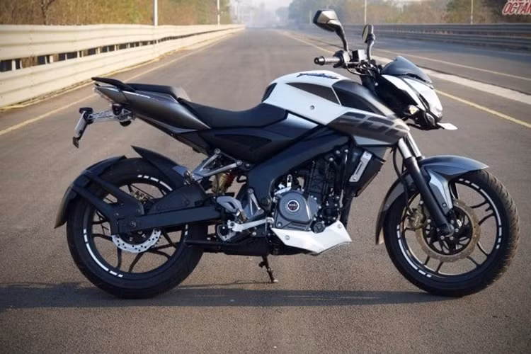 Vào hồi tháng 2 đầu năm 2017 vừa qua, hãng xe máy Bajaj đã vén màn phiên bản 2017 của dòng naked bike giá rẻ Pulsar 200NS. Đến hồi cuối tháng 9 vừa qua, hãng xe máy Bajaj đã lặng lẽ trình làng phiên bản ABS nâng cấp mới của môtô Pulsar 200NS 2018 tại thị trường Ấn Độ.