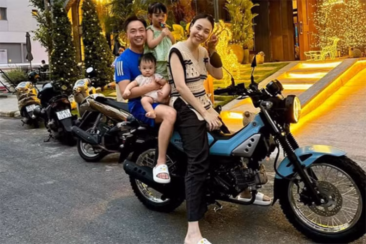  Yamaha PG-1 Vào tháng 12 năm 2023 tay chơi siêu xe Cường Đô la đã chia sẻ trên trang cá nhân nhiều hình ảnh về chiếc xe máy được người bạn hàng xóm của mình gửi tặng. Đáng chú ý là hình ảnh bà xã Đàm Thu Trang chở cả anh và hai con ngồi phía sau chiếc Yamaha PG-1.
