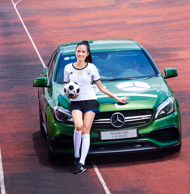 Mercedes-Benz A 45 mới được điều chỉnh một số chi tiết. Cản trước và lưới tản nhiệt được tái thiết kế giúp phần đầu xe trở nên đầy sức sống.