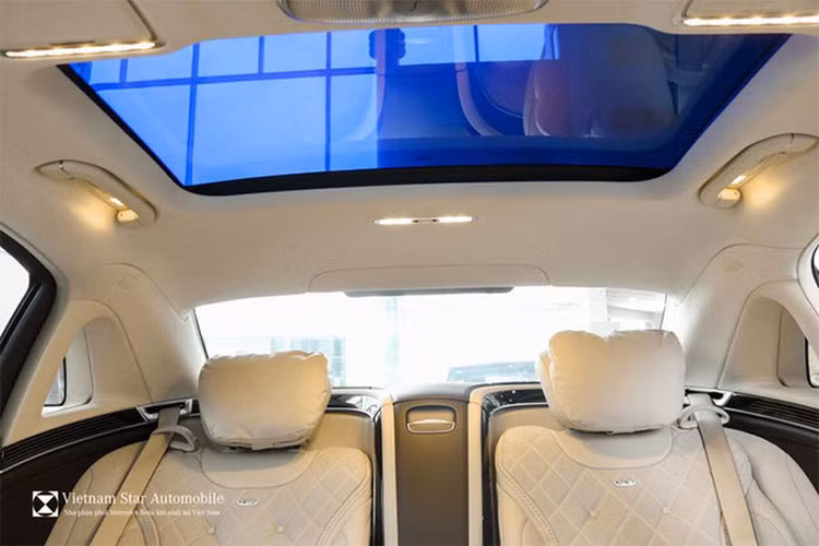 Đặc biệt, S650 ngay lập tức có thể trở thành một văn phòng di động với các bàn gập cho người ngồi sau, hoặc là nơi hưởng thụ với tủ lạnh mini, bộ ly sâm banh bằng bạc sang chảnh, bộ trang bị First-Class phía sau với các ghế ngồi riêng biệt và cụm điều khiển trung tâm Business hiện đại.