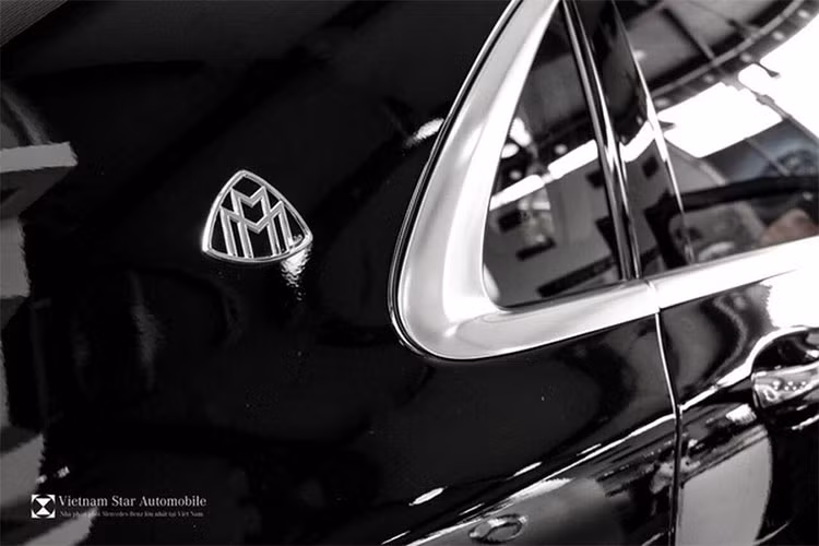 So với Mercedes-AMG S 65, Mercedes-Maybach S650 2018 chậm hơn 0,4 giây dù dùng chung động cơ và khung gầm. Chiều dài cơ sở nhỉnh hơn gần 305 mm. Mercedes-Maybach S650 còn cung cấp với gói hỗ trợ tầm nhìn ban đêm cho phép lái xe có thể nhìn thấy các vật cản hay con người di chuyển phía trước.