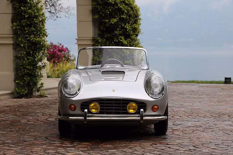 Chiếc xe cỡ nhỏ Ferrari 250 thuộc sở hữu của Roger Vadim, một tay chơi xe nổi tiếng người Pháp, người đã tạo ra những mẫu xe cỡ nhỏ vào thập niên 50 của thế kỉ trước và được xem là bản sao khá hoàn hảo.