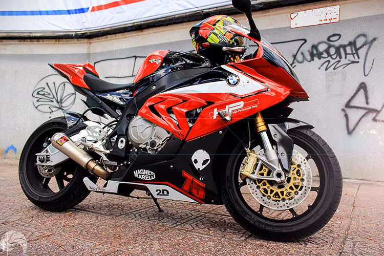 Tại thị trường Việt Nam, siêu môtô BMW S1000RR phiên bản 2015 được nhập khẩu chính thức và được bán với 3 màu cùng mức giá khởi điểm 758 triệu đồng. Nó được đánh giá là đối thủ đáng gờm của Yamaha R1, Honda CBR1000RR, Kawasaki ZX-10R...