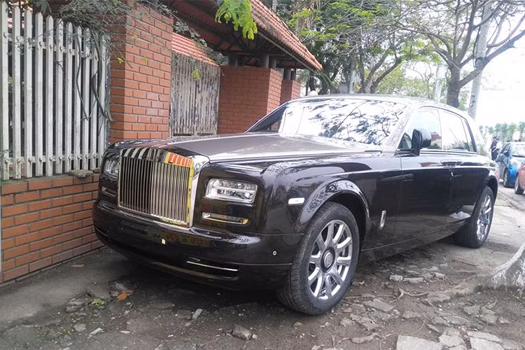 Trong những ngày nghỉ lễ vừa qua, một chiếc siêu xe sang Rolls-Royce Phantom Series II chưa đeo biển kiểm soát bất ngờ lăn bánh trên đường phố Hải Phòng. Đây là chiếc Phantom Series II thuộc thế hệ thứ VII, thế hệ thứ VIII của dòng xe sang này vừa ra mắt vào tháng 7/2017.