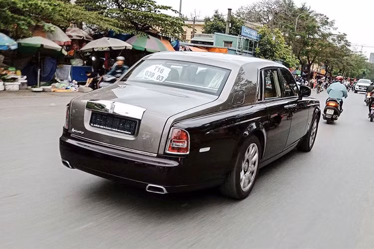 Mẫu siêu xe sang Anh quốc - Phantom Series II có thiết kế đơn giản hơn thế hệ cũ, thể hiện ở vành xe, các huy hiệu, logo. Ngoài ra phần viền cửa sổ bọc chrome cũng được mở rộng. Bên cạnh đó, đường coachline là nét đặc trưng trên những mẫu Phantom chính hãng. Nhìn chung, nó không có quá khác biệt so với đời đầu.