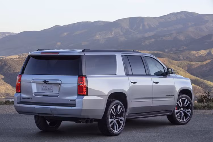 Tuy vấp phải sự cạnh tranh của nhiều hàng khủng nhưng không vì thế mà mẫu SUV cơ bắp Mỹ tỏ ra lép vế, trái lại mẫu xe Chevrolet Tahoe 2019 mới còn khiến khách hàng ấn tượng với vẻ ngoài hầm hố và khả năng truyền động mạnh mẽ đến từ khối động cơ V8 5.3L.