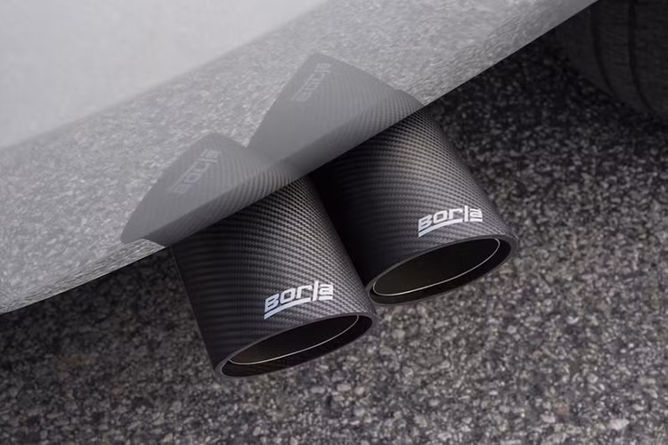 Nắp ca-pô bề thế, hầm hố với những đường gân dập nổi mạnh mẽ. Dưới nắp ca-pô là động cơ V8 5.3L, sản sinh công suất 355 mã lực và mô-men xoắn 519 Nm trên phiên bản Chevrolet Tahoe LS tiêu chuẩn. Hộp số tự động 6 cấp đi kèm chế độ kéo rơ-moóc có sức kéo tối đa lên tới 3,9 tấn.