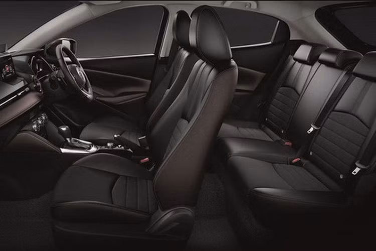 Tài liệu đào tạo này cho thấy Mazda2 2018 vẫn có 2 kiểu dáng sedan và hatchback như trước với kích thước không thay đổi. Tuy nhiên, xe được chia thành 4 bản trang bị, bao gồm Deluxe, Premium (cấu hình sedan) và Premium nội thất đen, Premium nội thất sáng (cấu hình hatchback).