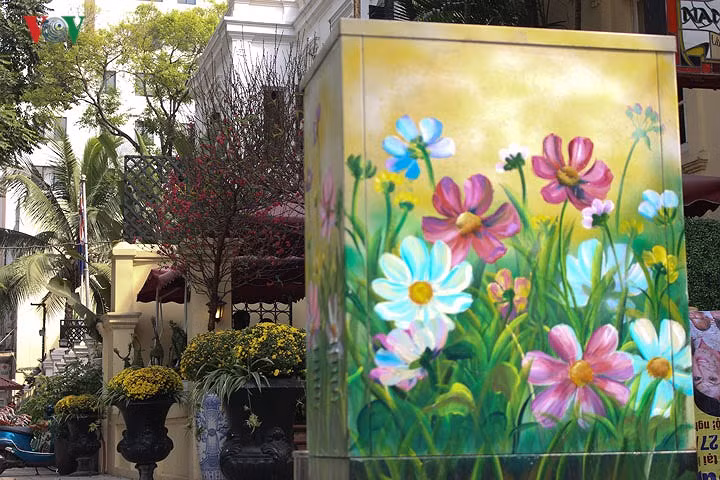 Bốt điện nổi bật trên phố, giống như những bức tranh trang trí đường phố ngày giáp Tết.