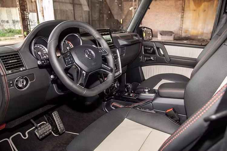 Sự sang trọng, tinh tế trong nội thất của G500 Edition 35 được toát ra từ những chi tiết được bọc da designo cao cấp và gỗ màu đen piano.