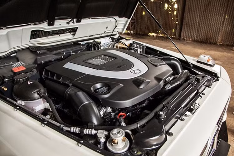 Sức mạnh của Mercedes-Benz G500 Edition 35 đến từ khối động cơ V8, dung tích 5.5 lít sản sinh 387 mã lực và mô-men xoắn cực đại 530 Nm. Mặc dù nặng 2,5 tấn, nhưng xe chỉ cần 6,1 giây để tăng tốc từ 0 – 100 km/h.