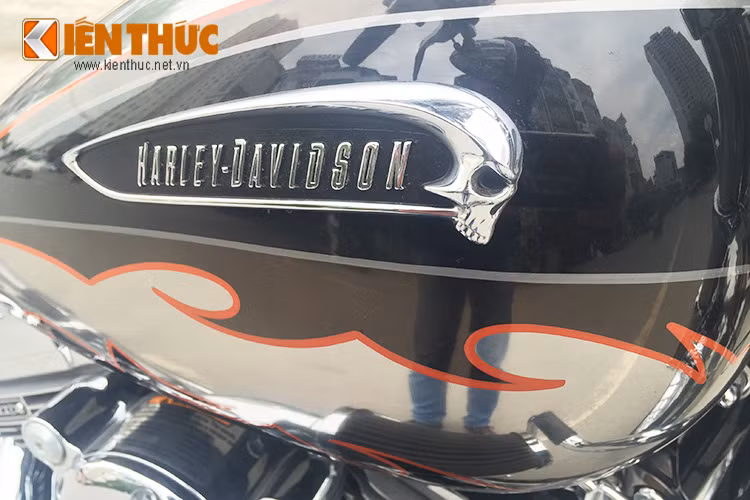 Toàn thân xe sở hữu màu bạc - đen cùng một số hoạ tiết trang trí với đường viền cam. Model này có 3 màu sắc, hai màu còn lại gồm bạc - xanh và cam - đen. Bình xăng của xe với logo cách điệu, dung tích 18,9 lít.