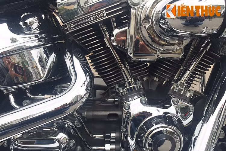 Xe sử dụng động cơ Twin Cam dung tích 1.802 phân khối, mô-men xoắn cực đại 152 Nm tại vòng tua máy 3.500 vòng/phút, đi kèm bộ ly hợp ướt cùng hộp số 6 cấp. 