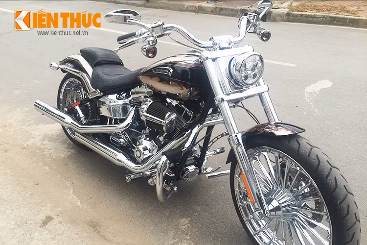 Chiếc Softail CVO Breakout phiên bản 2014 này được một người chơi xe môtô tự do tại Hà Nội nhập khẩu trực tiếp về Việt Nam thông qua một đại lý môtô tư nhân. Mẫu xe Harley này hiện có giá trị sau thuế khoảng 1,4 tỷ đồng tạo thị trường Việt.