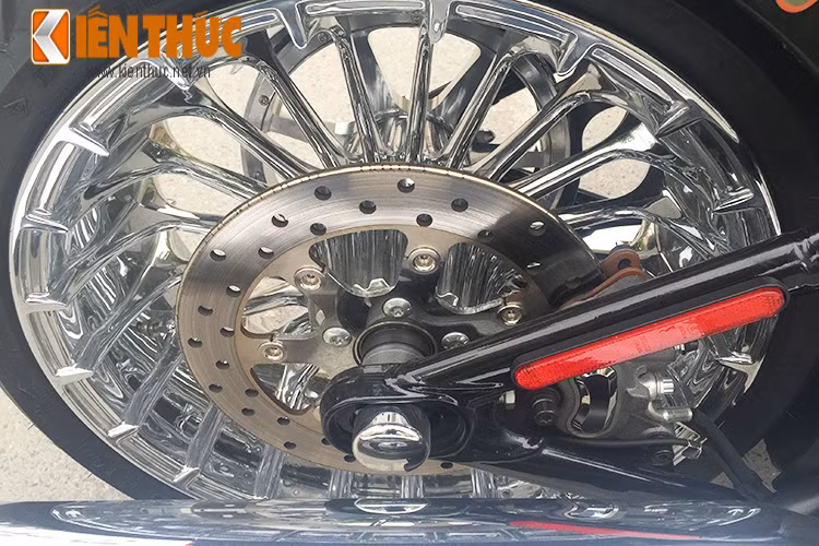 Cặp mâm phía sau cũng được thiết kế đa chấu, mạ crom sáng bóng. Xe sở hữu bánh trước 21 inch với lốp 130/60, lốp sau 18 inch kích thước 240/40 cùng hệ truyền động bằng dây đai.