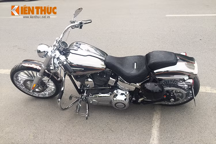 Phiên bản Harley-Davidson Softail CVO Breakout 2014 dài 2.445 mm, với chiều cao yên 655 mm - nổi bật với nhiều chi tiết được mạ crôm như; tay lái, giảm xóc, nắp động cơ, bình dầu, thanh chắn dây cu-roa, lốc máy, để chân...