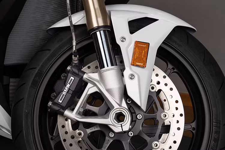 Một điểm nhấn đặc biệt chính là toàn bộ S 1000 R hoàn toàn mới được trang bị sên siêu bền M Endurance không mài mòn, không giãn sên và không cần phải sử dụng dung dịch xịt sên, nhờ vào vật liệu Ta-C (Kim cương công nghiệp) DLC (Diamond Like Coating) cao cấp.