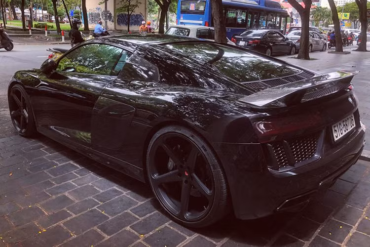 Audi R8 V10 Plus sở hữu khối động cơ V10 5.2L FSI hút khí tự nhiên công suất 610 mã lực, mô-men xoắn 560 Nm. Đi kèm khối động cơ khủng này là hộp số S tronic 7 cấp cải tiến với 3 chế độ, kết hợp với hệ thống dẫn động bốn bánh. Xe có khả năng tăng tốc từ 0-100km/h trong 3,2 giây trước khi đạt vận tốc độ tối đa 330 km/h.