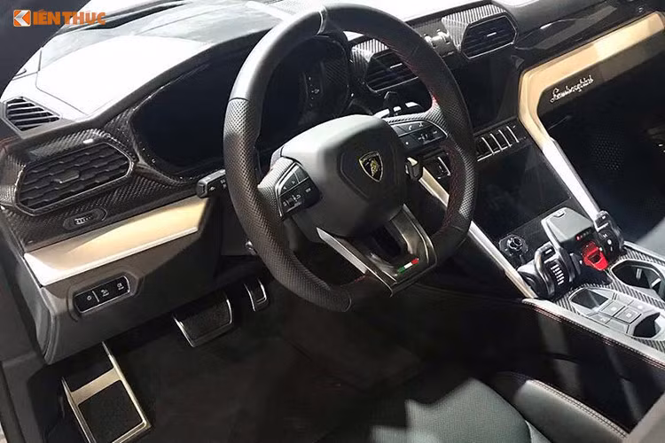 Cụm điều khiển của mẫu siêu SUV Lamborghini Urus cũng bao gồm nút khởi động và chế độ lựa chọn lái Anima của xe với 6 tính năng lái như Strada (đường phố), Sport (thể thao) và Corsa (đường đua) khá quen thuộc trên các siêu xe của hãng. Ngoài ra, 3 chế độ mới tinh là Sabbia (đường cát), Terra (việt dã) và Neve (tuyết)...