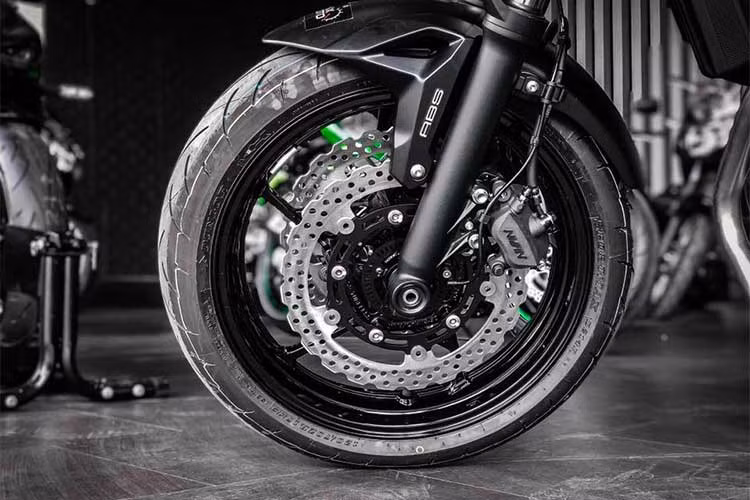 Hãng Kawasaki trang bị cho Z650 mới bộ vành đúc 5 chấu đi kèm lốp Dunlop D214 Sportmax. Phía trước, xe sử dụng phuộc ống lồng thay vì phuộc USD như các dòng Z cao cấp hơn, kèm theo hệ thống phanh đĩa kép trước, đơn sau với heo Nissin và có module ABS Bosch 9.1.