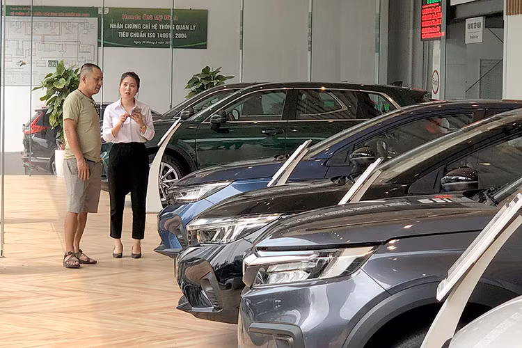 Nếu như những đợt giảm lệ phí trước bạ trước đây, các đơn vị bán hàng thường có động thái "co" ưu đãi, thậm chí tăng giá xe thì ở lần hỗ trợ mới nhất, điều này đã không diễn ra. Theo đó, loạt xe lắp ráp trong nước đến từ các thương hiệu Toyota, Honda, Ford, Peugeot hay Mercedes-Benz đều đang được hãng tung ra ưu đãi giảm giá ôtô hấp dẫn song song với chính sách hỗ trợ 50% lệ phí trước bạ từ Chính phủ.