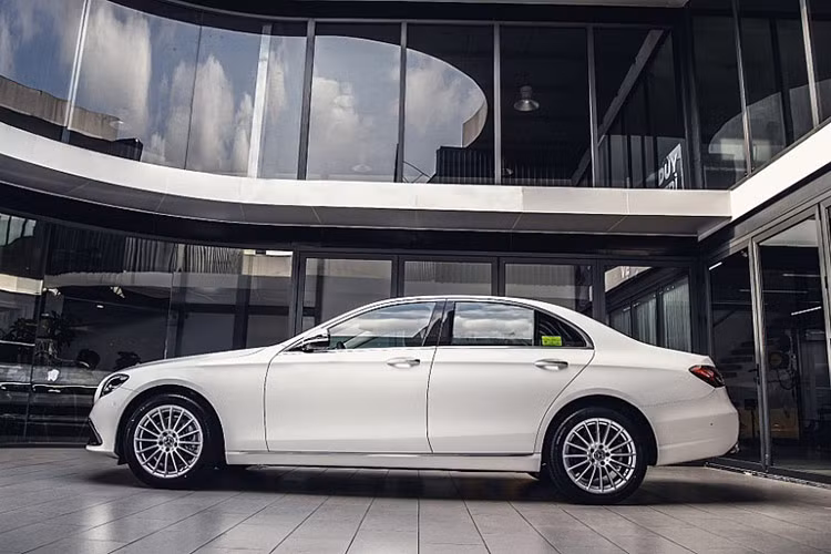 Do thuộc diện lắp ráp trong nước nên các phiên bản của E-Class còn được hưởng thêm chính sách hỗ trợ 50% lệ phí trước bạ theo Nghị định 109 của Chính phủ, có hiệu lực từ ngày 1/9/2024 đến hết 30/11/2024. Điều này đồng nghĩa với việc giá lăn bánh xe E-Class trên thực tế sẽ giảm thêm từ 94 -173 triệu đồng, tùy theo phiên bản và tỉnh, thành đăng ký cụ thể.