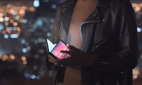 Samsung he lo ra mat smartphone man hinh gap ngay 20/2