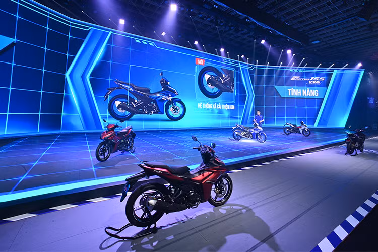 Yamaha Exciter 155 VVA tại thị trường Việt Nam sẽ có 2 phiên bản gồm Tiêu chuẩn 3 màu, Cao cấp gồm 3 màu và xanh GP. Mức giá xe Yamaha Exciter 155 VVA 2021 mới lần lượt là 47 triệu, 50 triệu và 50,5 triệu đồng. Xe được bán ra từ ngày 6/1/2021.