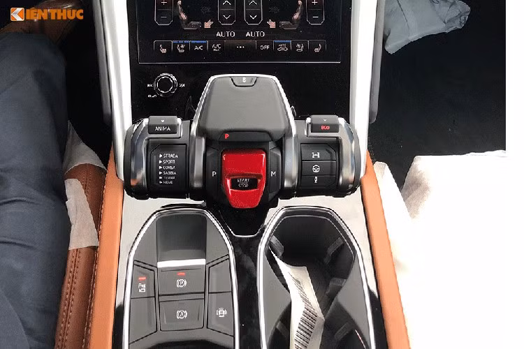 Cụm điều khiển của mẫu siêu SUV Lamborghini Urus cũng bao gồm nút khởi động và chế độ lựa chọn lái Anima của xe với 6 tính năng lái như Strada (đường phố), Sport (thể thao) và Corsa (đường đua) khá quen thuộc trên các siêu xe của hãng. Ngoài ra, 3 chế độ mới tinh là Sabbia (đường cát), Terra (việt dã) và Neve (tuyết)...