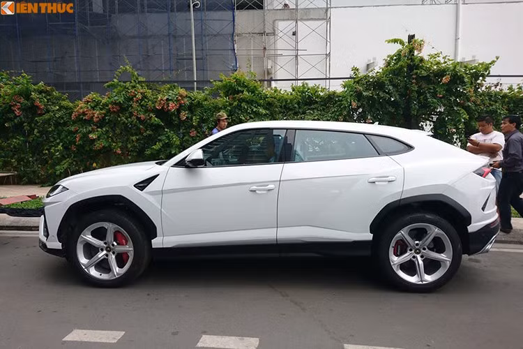 Được biết, chiếc siêu SUV Lamborghini Urus đầu tiên về Việt Nam của Minh Nhựa đặt hàng chính hãng. Xe có trục cơ sở 3.003mm, tổng thể (Dài x Rộng x Cao) tương ứng (5.112 x 2.016 x 1.638)mm. Khoảng sáng gầm xe dao động từ 158mm tới 248mm tùy theo chế độ và điều khiển của treo khí nén. Thể tích khoang hành lý từ 616 lít đến 1.596 lít (gập ghế).