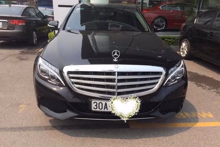 Mercedes-Benz C250 Exclusive phiên bản 2015 sở hữu kích thước tổng thể dài x rộng x cao tương ứng 4.686 x 1.810 x 1.442mm, chiều dài cơ sở đạt 2.840mm. Tại thị trường Việt Nam hiện nay, Mercedes-Benz C-Class sẽ phải cạnh tranh trực tiếp với các đối thủ "đồng hương" là BMW 3-Series và Audi A4. 