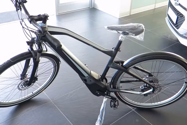 Hãng xe BMW vừa cho ra mắt một chiếc xe đạp lai điện mang tên Active Hybrid e-bike. Chiếc xe đạp điện BMW mới có thiết kế đơn giản, với cơ cấu truyền lực kết hợp từ một động cơ điện và bàn đạp như truyền thống.