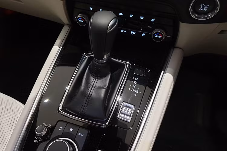 Hiện chưa rõ, sau khi được bán ra Mazda CX-8 tại Malaysia sẽ được trang bị gói an toàn Mazda i-Activsense bao gồm: cảnh báo chệch làn đường, giữ làn đường, cảnh báo điểm mù và cruise control radar hay không. Cả hai phiên bản có 2 lựa chọn 7 và 6 chỗ với cách bố trí (2-2-3) và (2-2-2), trong đó phiên bản 6 chỗ hàng ghế thứ 2 sẽ có bệ tỳ tay trung tâm. 
