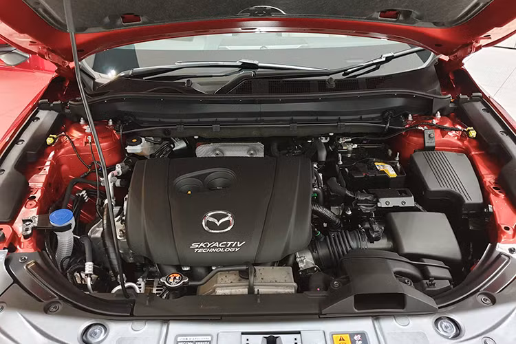 Mazda CX-8 được bán ra ở Malaysia với 4 phiên bản. Cụ thể, 1 phiên bản chạy dầu sử dụng động cơ SkyActiv-D 4 xi-lanh dung tích 2.2L cho công suất tối đa 188 mã lực tại 4.500 vòng/ phút và mô-men xoắn 450 Nm có được từ 2.000 vòng/ phút, đặc biệt bản động cơ dầu sở hữu hệ dẫn động bốn bánh (AWD) duy nhất trong 4 phiên bản được bán ra ở Malaysia.