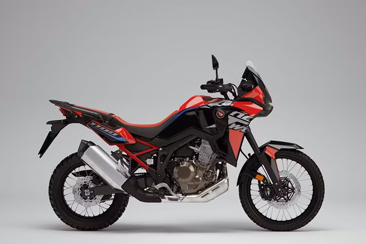 Đặc biệt, phiên bản Adventure Sports sẽ được trang bị hộp số ly hợp kép DCT 6 cấp mới với phần mềm điều khiển tinh chỉnh, giúp khả năng vận hành và kiểm soát động cơ ở số 1 và 2 trở nên mượt mà hơn. Ngoài ra, hệ thống bầu ống xả của Honda Africa Twin 2023 còn được áp dụng công nghệ van biến thiên Exhaust Control Valve (ECV), tương tự siêu mô tô CBR1000RR-R Fireblade.