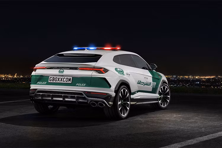 Chiếc siêu SUV nhà Lamborghini này có thể đạt tốc độ tối đa ở khoảng 305 km/h; nhanh hơn chiếc B63S-700 khoảng 40 km/h. Ngoài ra thì Urus còn có nhiều chế độ vận hành khác nhau, phù hợp với nhiều điều kiện địa hình như đường phố hay những đồi cát ở vùng Ả-rập.