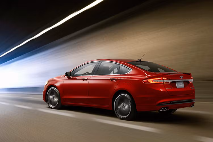Ngoài khối động cơ mạnh mẽ, Fusion Sport còn được trang bị điều khiển giảm xóc và một hệ thống phát hiện ổ gà nhờ đó có thể điều chỉnh được những cú sốc ngay lập tức, làm giảm xóc đáng kể.