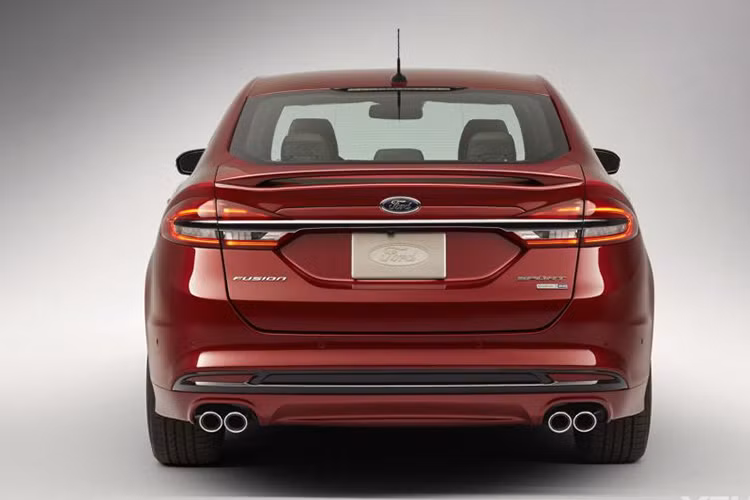 Về ngoại thất, phiên bản Fusion Sport 2017 được thiết kế với kiểu dáng độc đáo và dữ tợn hơn bao gồm cửa hút khí cỡ lớn, bộ la-zăng 19-inch, lưới tản nhiệt màu đen bóng, cánh gió phía sau và ống xả quad.