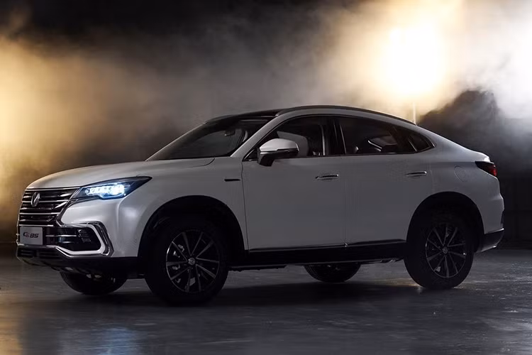 Nếu các thông tin đồn đoán là đúng, CS85 Coupe sẽ có giá khởi điểm từ cỡ 140.000 nhân dân tệ (khoảng 466 triệu đồng) và có thể lên cao tới 200.000 nhân dân tệ (khoảng 666 triệu đồng) - tuy nhiên mức giá này nếu so với BMW X4 thì vẫn rẻ hơn khá nhiều.