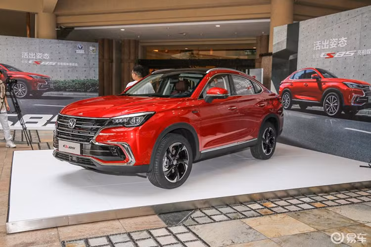 Changan Auto đã chính thức mang mẫu crossover coupe Changan CS85 2019 mới tới Triển lãm Ô tô Quảng Châu 2018, để nhấn mạnh với công chúng tất cả những tính chất sang chảnh của nó như nội thất bọc da xịn và bộ công nghệ hiện đại trên mặt táp lô.