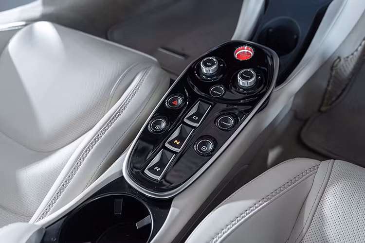 Sức mạnh cho siêu xe mới toanh McLaren GT là khối động cơ V8, tăng áp kép, dung tích 4.0 lít mới, sản sinh công suất tối đa 620 mã lực và mô-men xoắn cực đại 630 Nm ở dải vòng tua máy từ 5.500 đến 6.500 vòng/phút. So với Aston Martin DB11, McLaren GT mạnh hơn 110 mã lực.