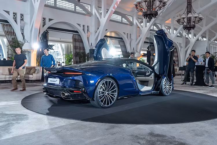 Giá siêu xe McLaren GT mới đã công bố và các khách hàng có thể sẵn sàng để đặt hàng từ McLaren Singapore, việc giao hàng đầu tiên sẽ bắt đầu vào cuối năm 2019. Siêu xe McLaren GT sẽ có giá bán bắt đầu từ 760.000 SGD (tương đương 12,86 tỷ đồng). Giá bán này chưa bao gồm chi phí mua giấy phép sử dụng xe COE.