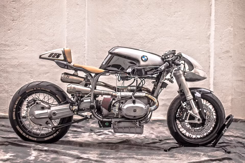 Chiếc xe được sử dụng để độ là BMW R100 RS được phát triển bởi Hans Muth, một nhân vật có tầm quan trọng trong lịch sử của BMW, Ford và Suzuki. Hans góp công lớn trong việc thiết kế Ford Capri, sau đó là chiếc xe mang tính biểu tượng Suzuki Katana.