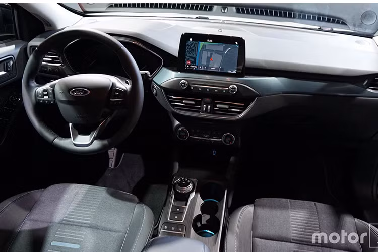 Với bộ khung gầm C2 mới, Ford Focus 2019 thế hệ mới tăng chiều dài cơ sở lên 53 mm nhờ đó mở rộng không gian hàng ghế trong, độ cứng vững chống xoắn khung thân tăng 20% so với Focus thế hệ trước.