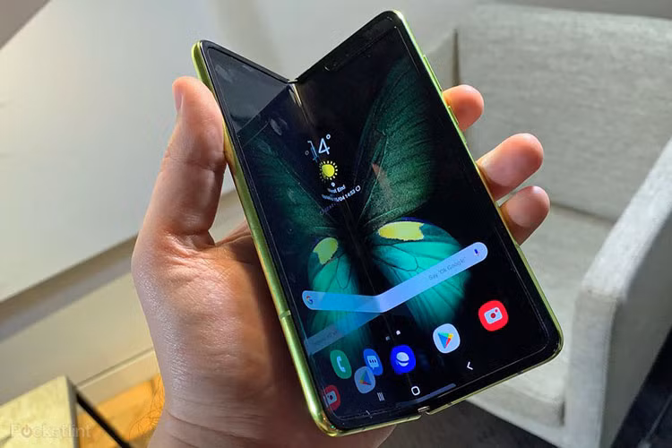 Samsung đã liên tục hoãn ngày bán chính thức chiếc Galaxy Fold kể từ khi thiết bị vướng phải một số sự cố về màn hình vào tháng 4 vừa rồi. Thông báo trên cũng phủ nhận tin đồn về việc Samsung sẽ tổ chức lại sự kiện giới thiệu Samsung Galaxy Fold vào tháng 7 tới, bởi các sự kiện kiểu này thường phải mất hàng tuần hoặc hàng tháng để chuẩn bị trước.