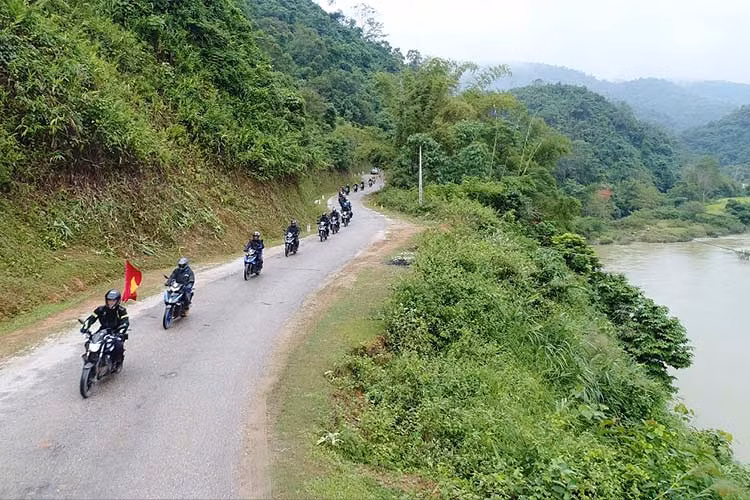 Điểm mới thứ 5 trên mẫu xe máy mới này cũng nằm ở các nút điều khiển. Đó là việc lần đầu tiên Exciter 2019 được trang bị nút bật tắt động cơ tương tự như trang bị phổ biến trên những mẫu xe phân khối lớn. Tính năng này cũng giúp tăng sự an toàn khi dừng xe hoặc chuẩn bị xuất phát.